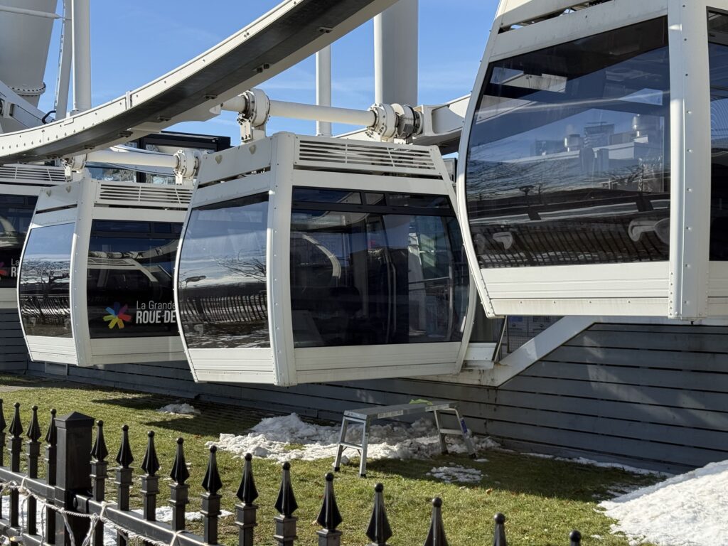 La Grande Roue de Montréal : remplacement pare-brise une cabine